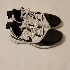 Men's Nike lebron witness size 9